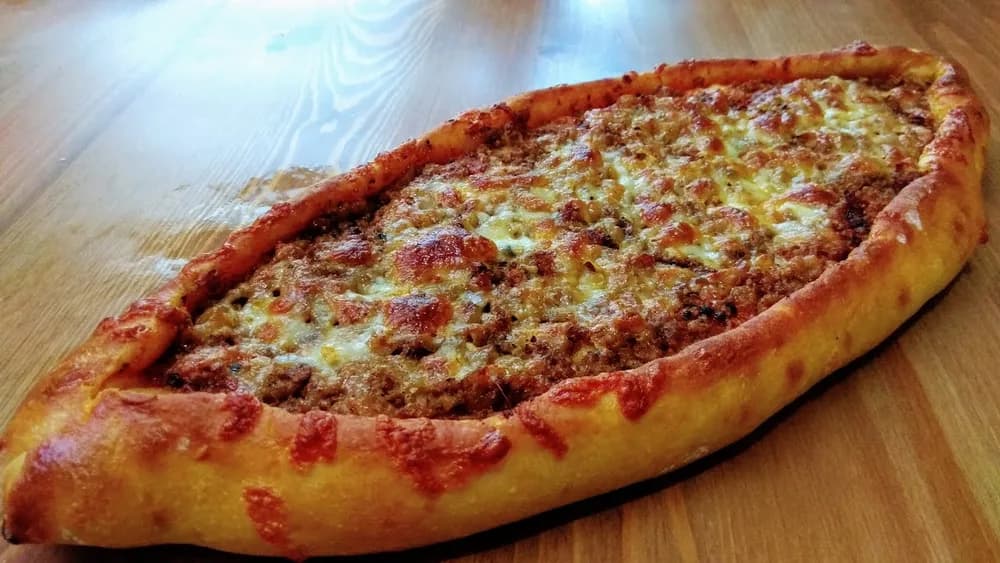 Kıymalı Kaşarlı Pide